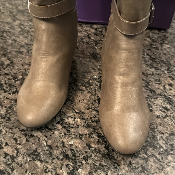 Madden girl tall zilch taupe boots NIB 8.5 - Picture 8 of 14